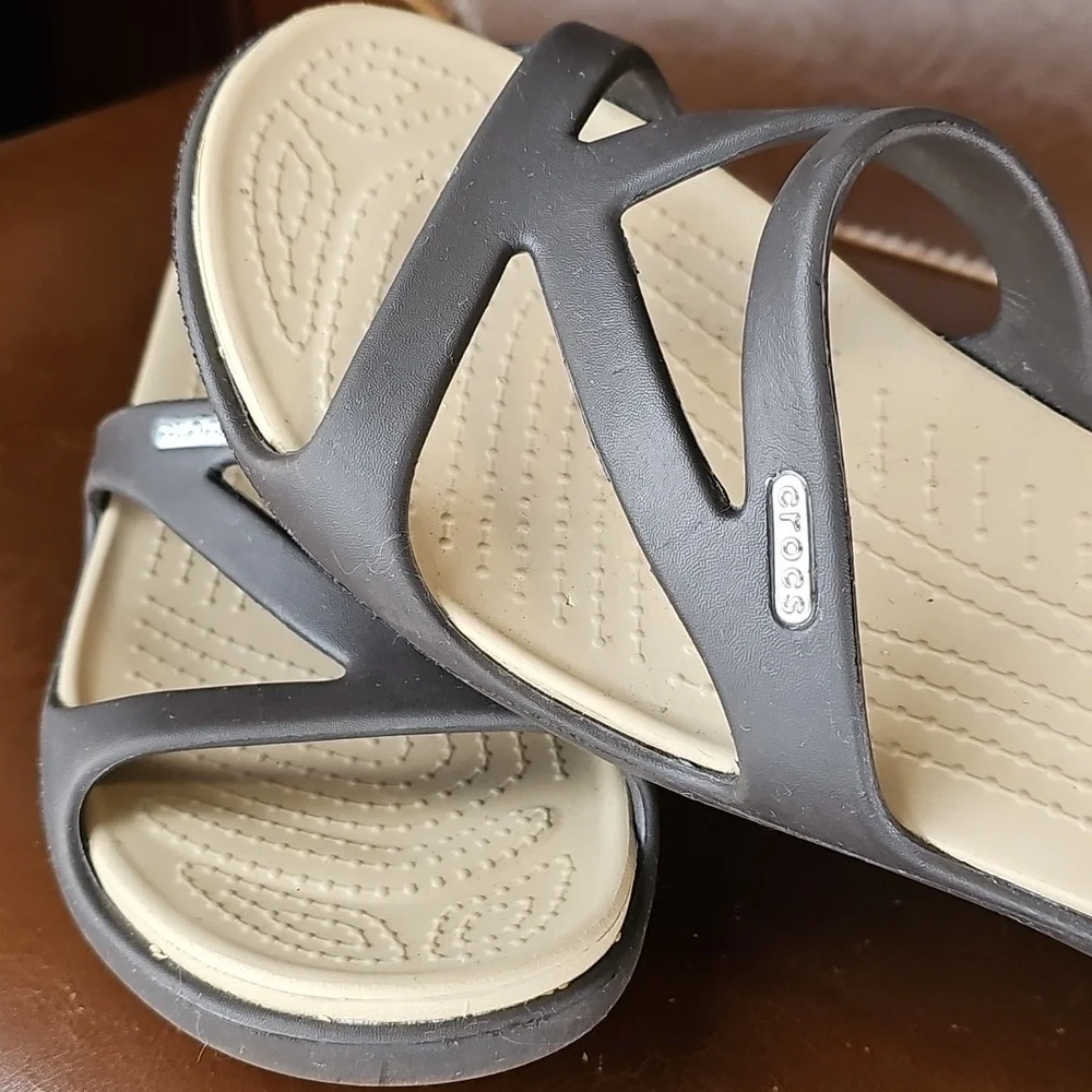 Crocs Patricia II Brown Tan Strappy Wedge Sandals Women’s Size 10